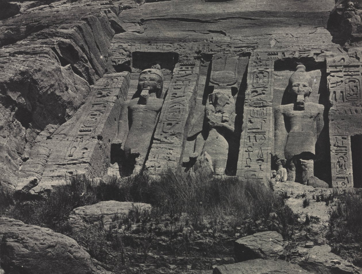1850 के अबू सिंबल के हाथोर के रॉक-कट मंदिर का दक्षिणी भाग। द्वारा मैक्सिम डू कैंप