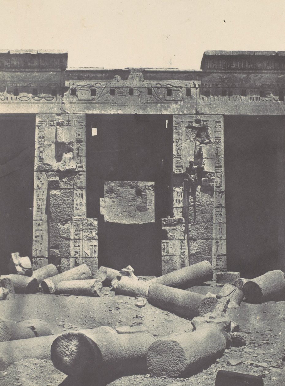 थेब्स। मेडिनेट-हबौ। 1850 में रामसेस-मियामौन के महल के पेरिसस्टाइल का पूर्वी भाग। द्वारा मैक्सिम डू कैंप