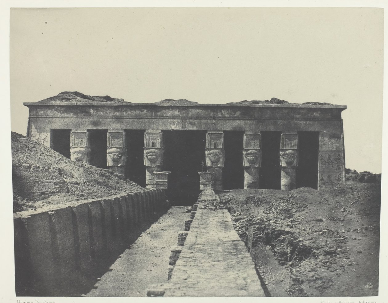 जनरल व्यू, ग्रेट टेंपल ऑफ डेंडेरा टुटायर्स, अपर इजिप्ट, 184951, 1852 में छपी। द्वारा मैक्सिम डू कैंप