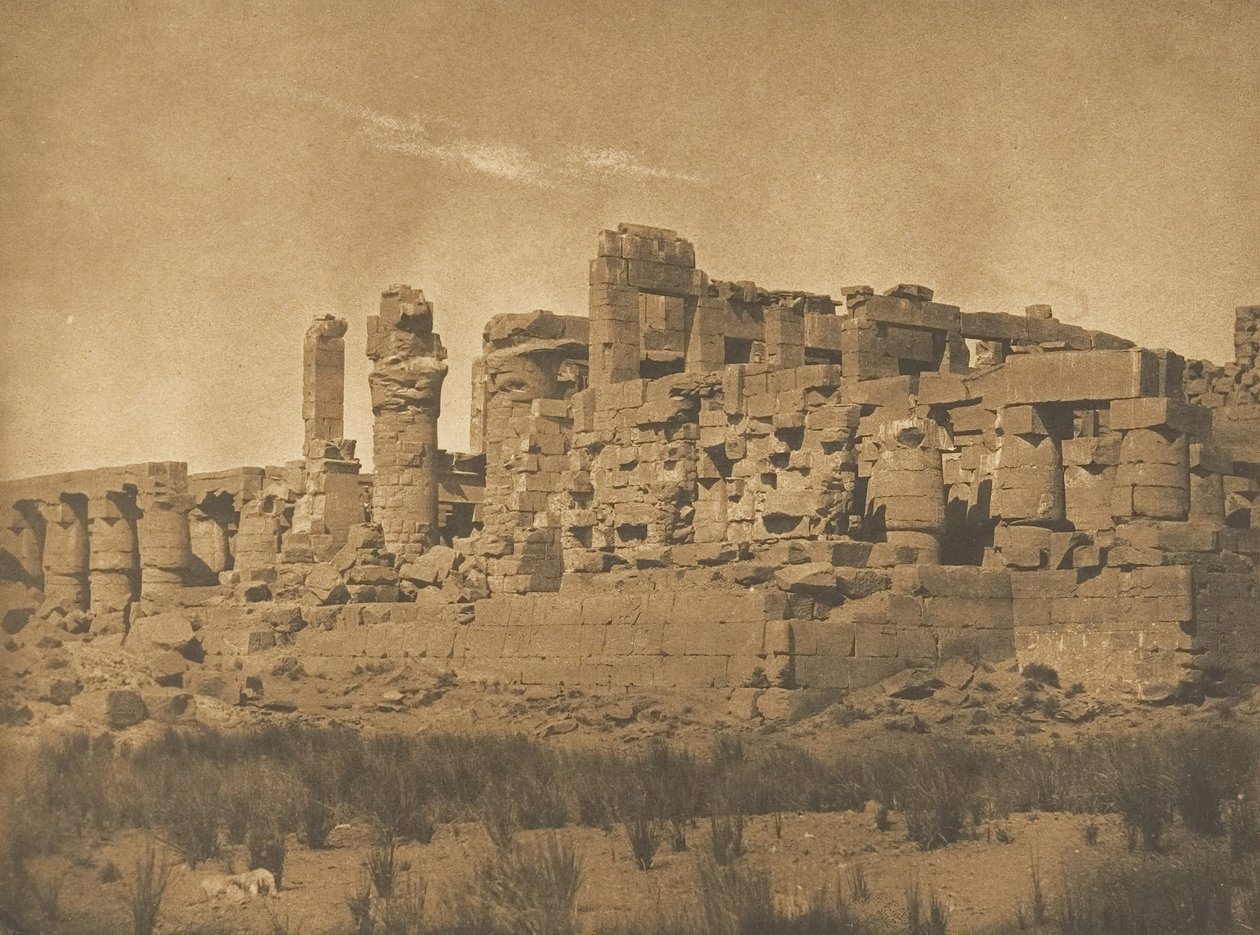 कर्णक के महल के हाइपोस्टाइल हॉल का दृश्य, पूर्वोत्तर कोने से लिया गया, 1849-50। द्वारा मैक्सिम डू कैंप
