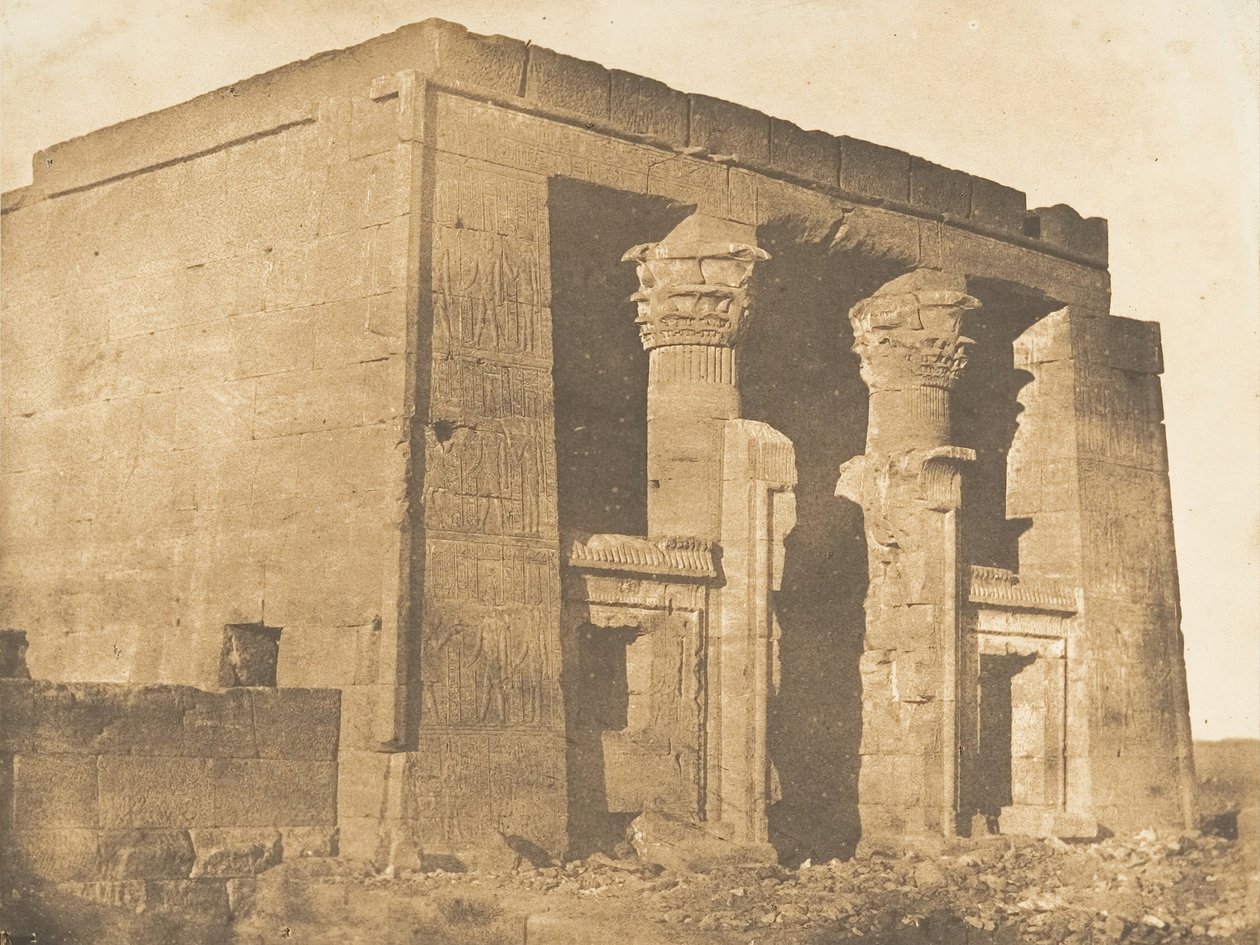 5 अप्रैल, 1850 को डक्केह पसेलसिस के मंदिर के सर्वनाम के अग्रभाग का दृश्य। द्वारा मैक्सिम डू कैंप