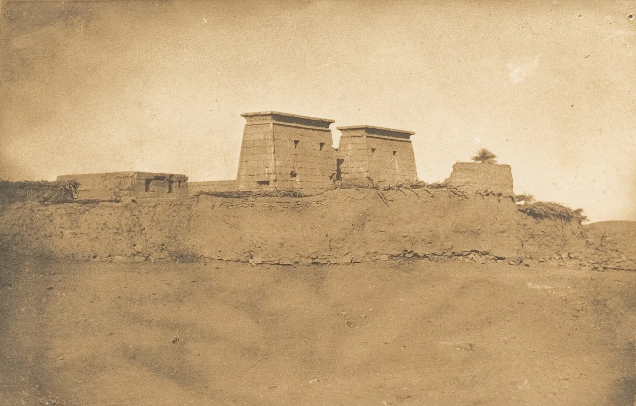 खोंस मंदिर के खंभों का दृश्य और कर्नाक गांव का हिस्सा, 1849-50। द्वारा मैक्सिम डू कैंप
