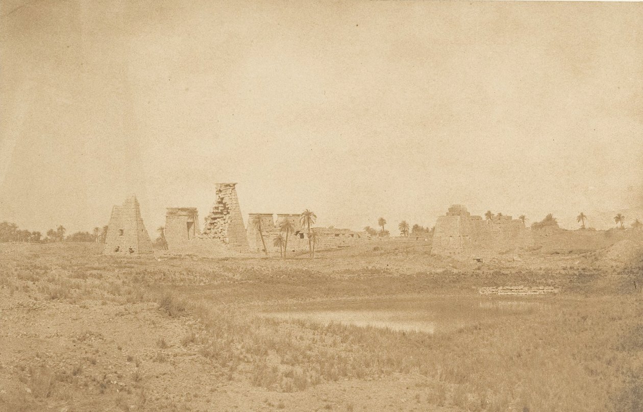 दक्षिणपूर्व से लिया गया, 1849-50 में, कर्णक के महल के प्रोपीलिया का दृश्य। द्वारा मैक्सिम डू कैंप