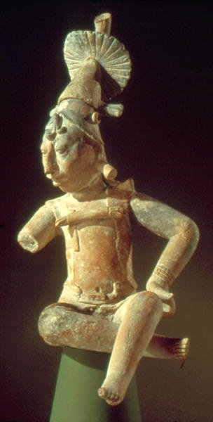 मयना पुजारी, आइल ऑफ जैना, c.600 (सिरेमिक और पॉलीक्रोम) द्वारा माया