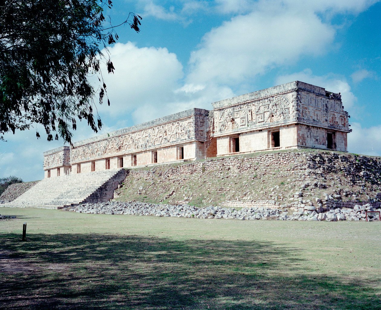 Precolombian सभ्यता: Uxmal प्राचीन माया राजधानी, Puuc शैली की साइट का दृश्य। उत्तर युकाटन 600-900 ईस्वी: डिवाइनर का पिरामिड। मेक्सिको द्वारा माया