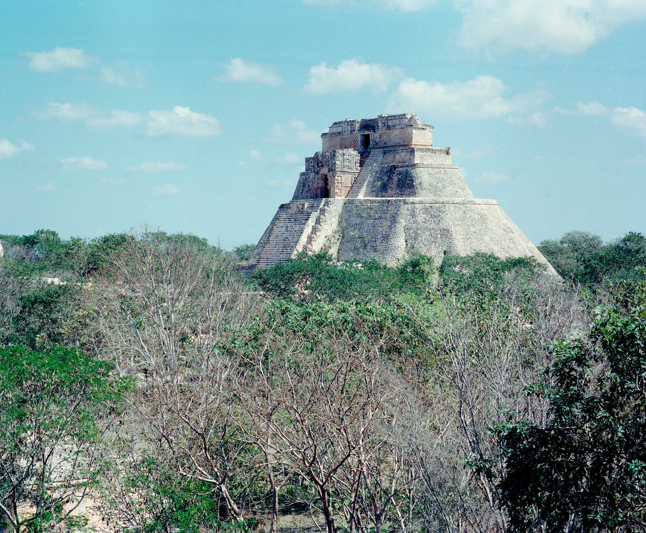 Precolombian सभ्यता: Uxmal प्राचीन माया राजधानी, Puuc शैली की साइट पर ऊपरी मंदिर का दृश्य। उत्तर युकाटन 600-900 ई. मेक्सिको द्वारा माया