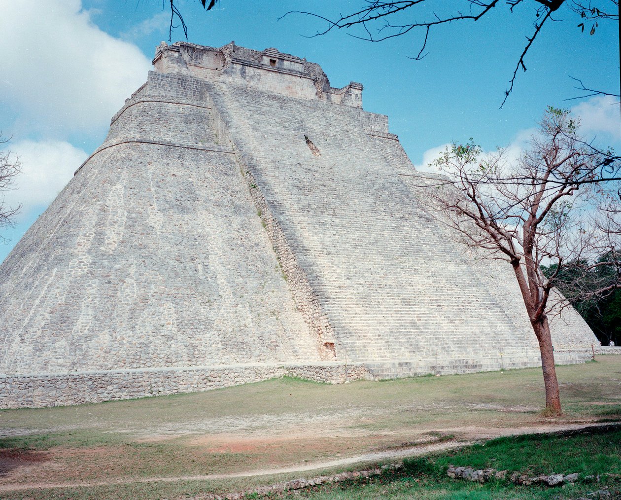 Precolombian सभ्यता: Uxmal प्राचीन माया राजधानी, Puuc शैली की साइट पर ऊपरी मंदिर का दृश्य। उत्तर युकाटन 600-900 ई. मेक्सिको द्वारा माया