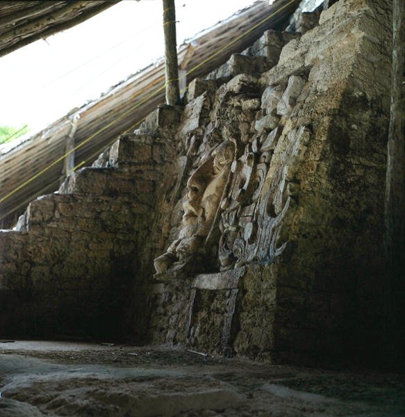 वास्तुकला मुखौटा, मस्कारोन का मंदिर, कोहुनलिच, युकाटन प्रायद्वीप, मेक्सिको प्रारंभिक शास्त्रीय काल (300-600 ईस्वी) (प्लास्टर और पत्थर) द्वारा माया मय