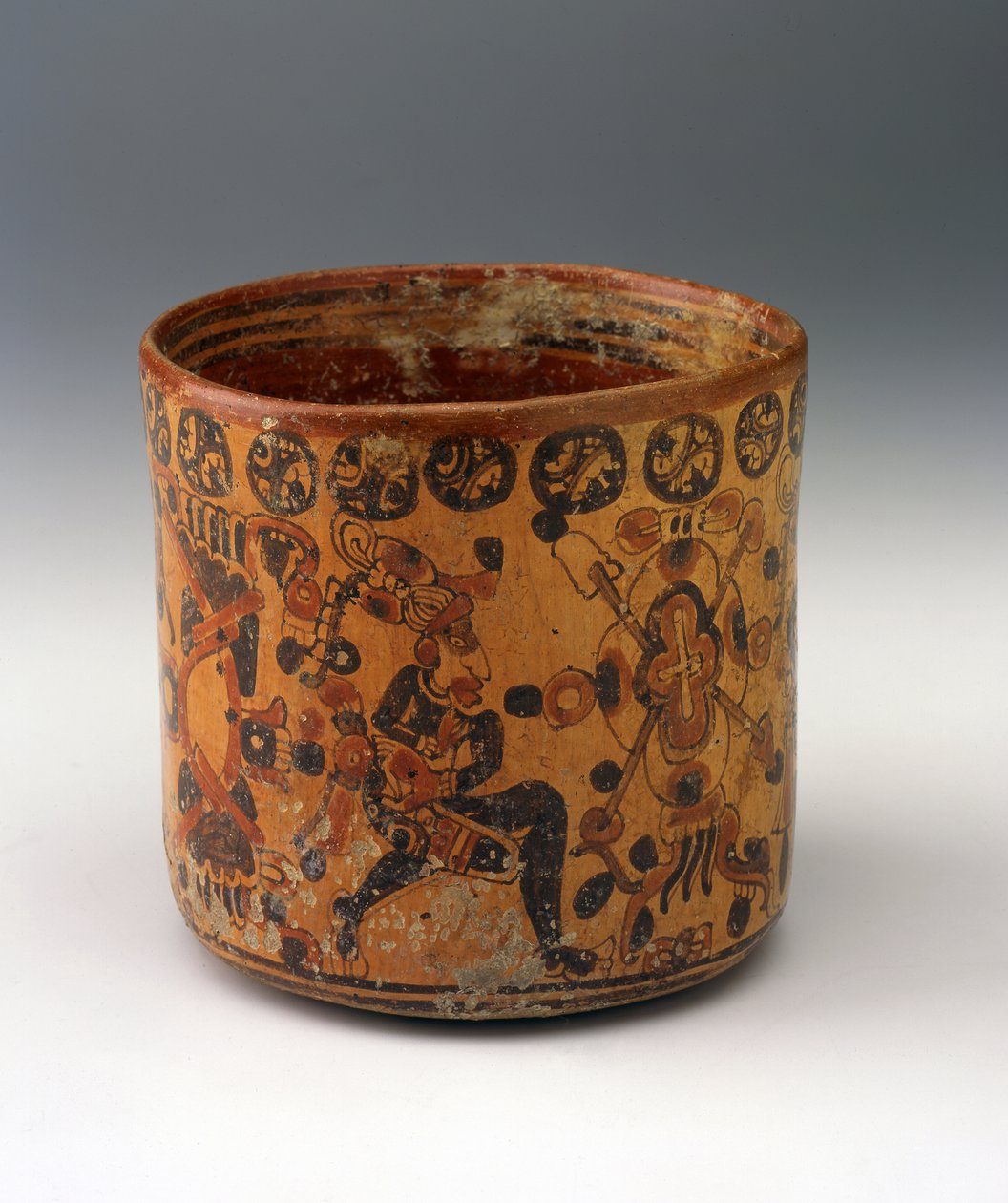 सिलेंडर फूलदान, c.650-850 (नारंगी पर्ची पेंट पर लाल और काले रंग के साथ सिरेमिक) द्वारा माया मय