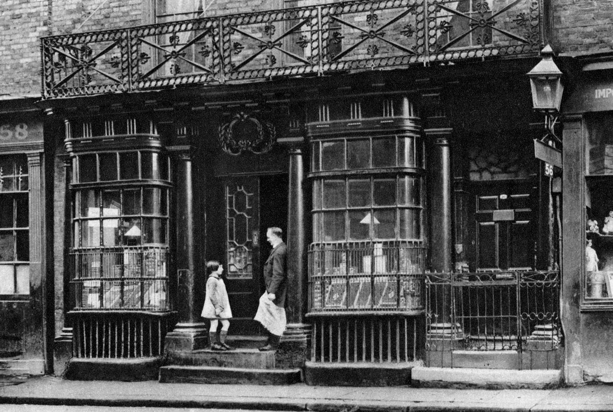 एक दुकान सामने, आर्टिलरी लेन, ऑफ बिशप्सगेट, लंदन, 1926-1927। द्वारा McLeish