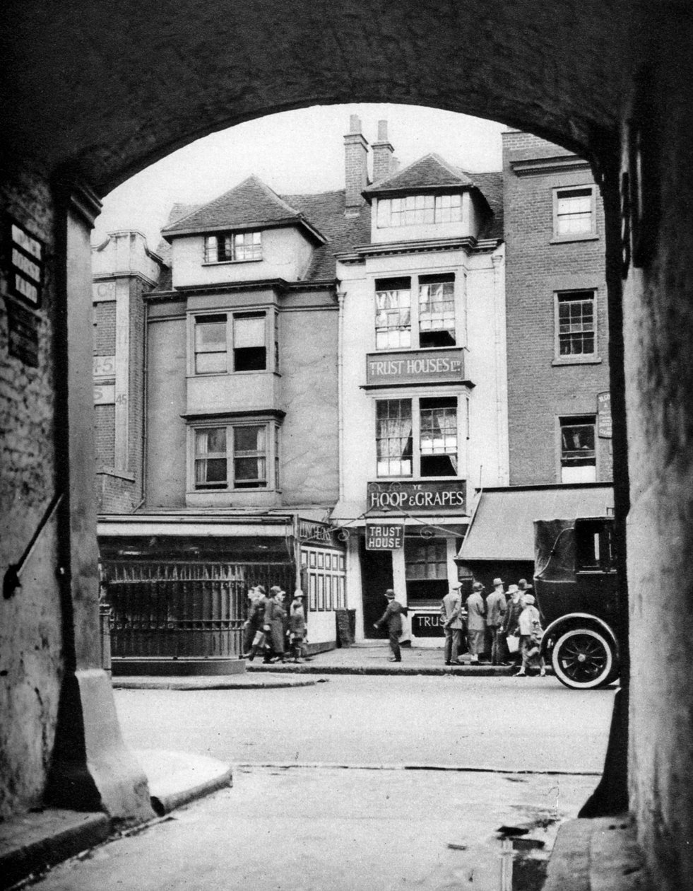 एल्डगेट, लंदन, 1926-1927 में पुराना घर और एक सराय। द्वारा McLeish