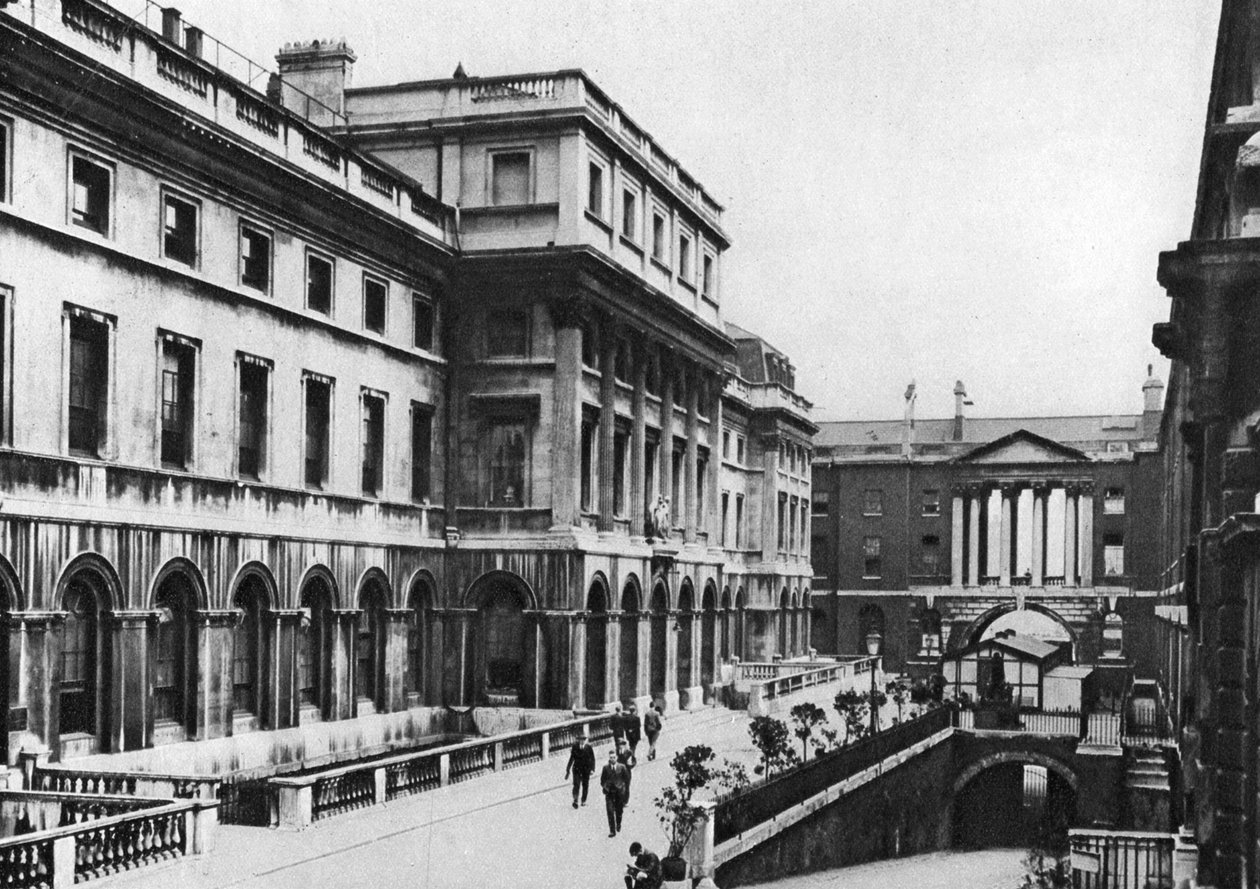 सोमरसेट हाउस, लंदन का पूर्वी विंग, 1926-1927। द्वारा McLeish