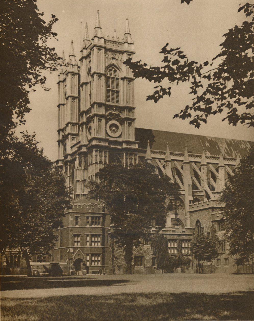 जुलाई के एक दिन डीन यार्ड में एल्म्स के तहत, c1935। द्वारा McLeish