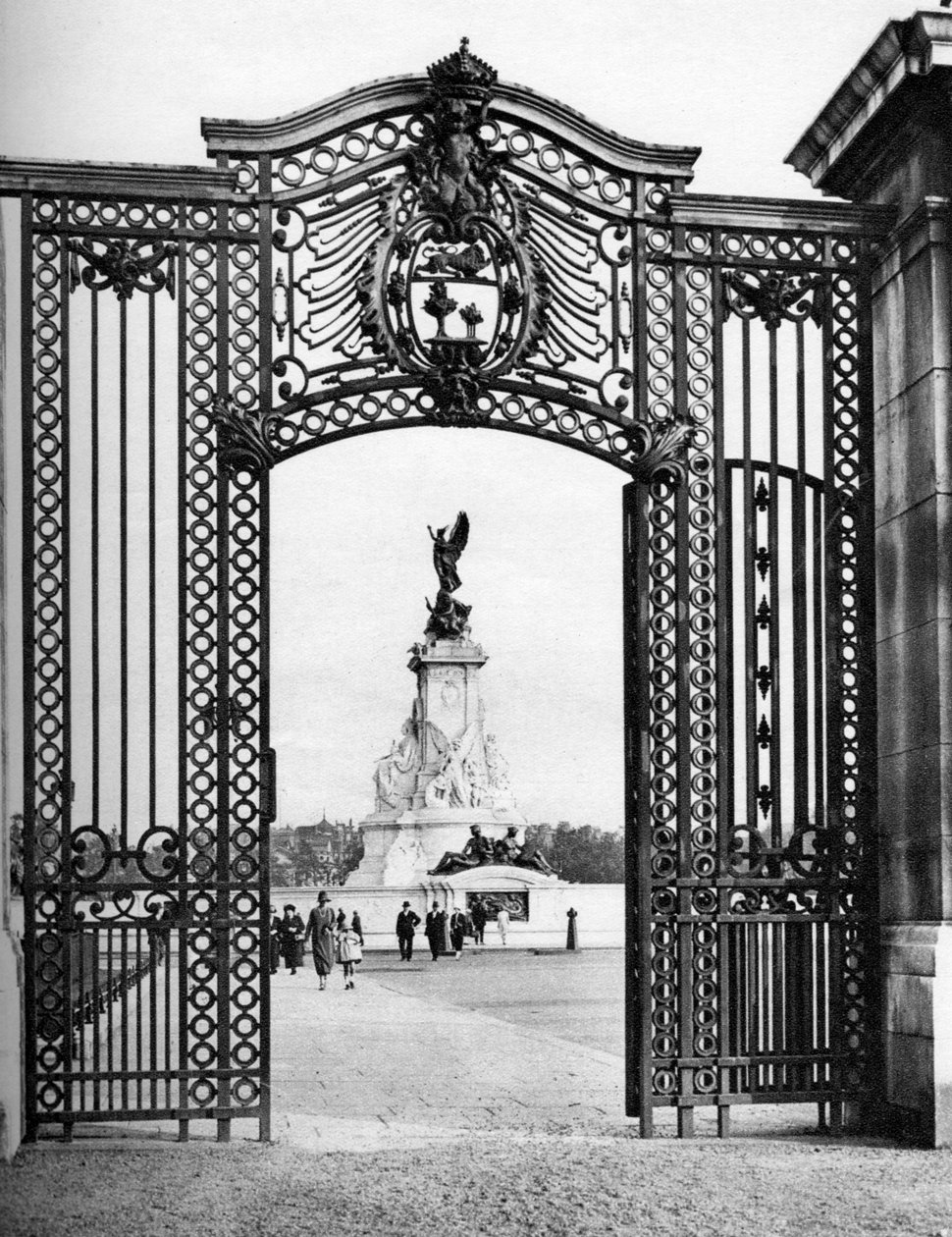 वॉट-आयरन गेट्स, बकिंघम पैलेस, लंदन, 1926-1927। द्वारा McLeish