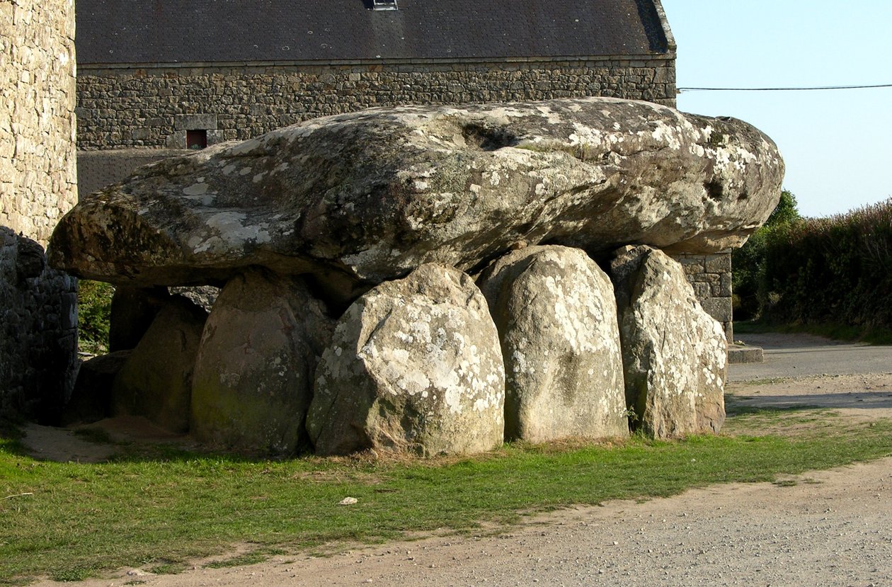 Crucuno dolmen द्वारा बड़े पत्थरों का बना