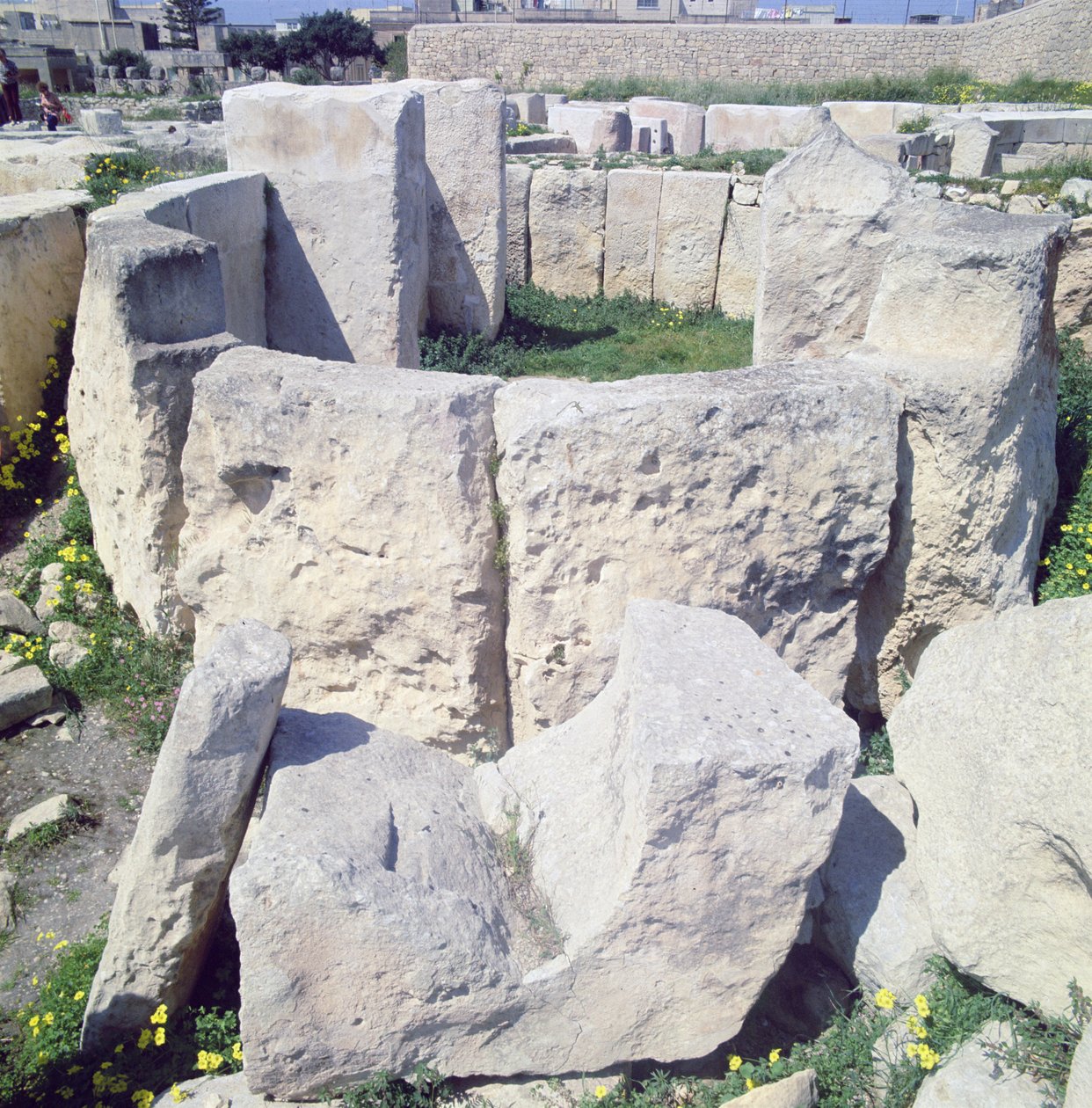 मेगालिथिक मंदिर स्थल द्वारा बड़े पत्थरों का बना