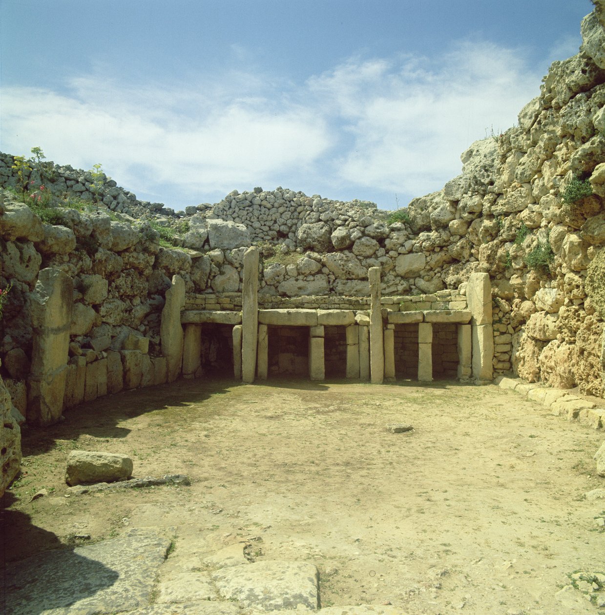 मेगालिथिक मंदिर स्थल, c.30000-c.25000 ई.पू. द्वारा बड़े पत्थरों का बना