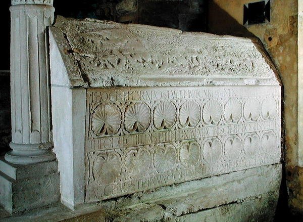 अंतिम संस्कार क्रिप्ट में एबिस थियोडेचिल्ड का सेनोटाफ द्वारा Merovingian