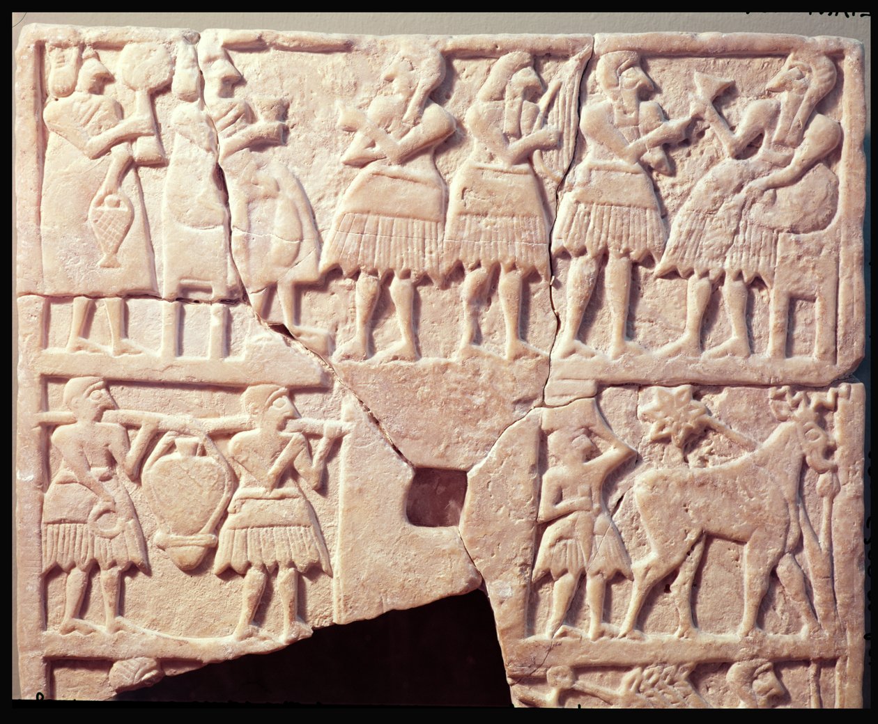 दीयाला, प्रारंभिक राजवंशीय काल, 2600-2500 ईसा पूर्व से एक भेंट दृश्य का चित्रण करते हुए वोट पट्टिका द्वारा मेसोपोटेमिया