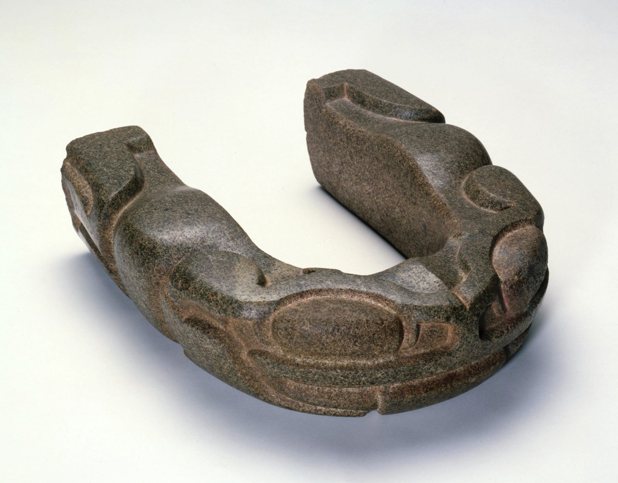 सेरेमोनियल बॉल गेम योक, c.250-900 (डायराइट) द्वारा मैक्सिकन स्कूल