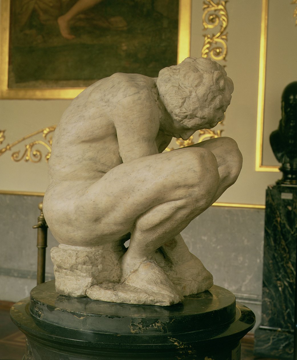 क्राउचिंग बॉय, c.1530-34 (संगमरमर) (226974 भी देखें) द्वारा माइकल एंजेलो बुओनारोती
