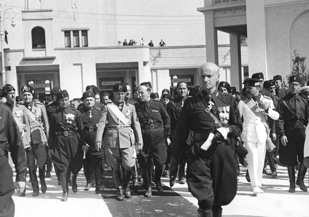 बारी में लेवांटे के पांचवें महोत्सव के उद्घाटन पर मुसोलिनी, 06/09/1934 (बी/डब्ल्यू फोटो) द्वारा मिशेल फिकारेली
