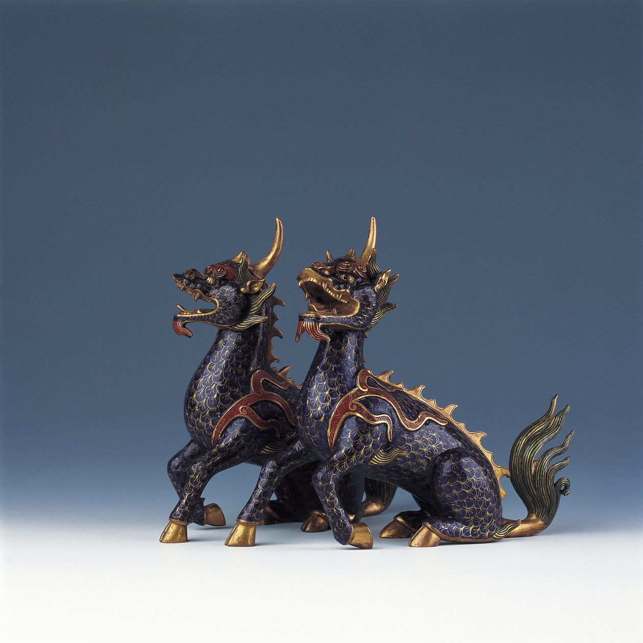 बैठा qilin की एक जोड़ी (क्लोरीन तामचीनी और गिल्ट-कांस्य) द्वारा मिंग राजवंश - वनाली काल चीनी स्कूल