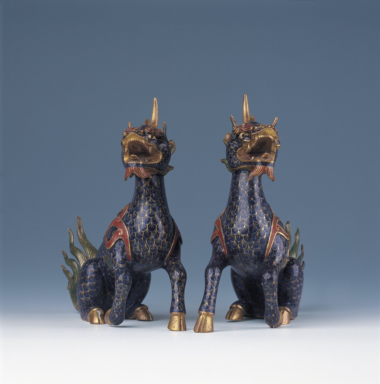 बैठा qilin की एक जोड़ी (क्लोरीन तामचीनी और गिल्ट-कांस्य) द्वारा मिंग राजवंश - वनाली काल चीनी स्कूल