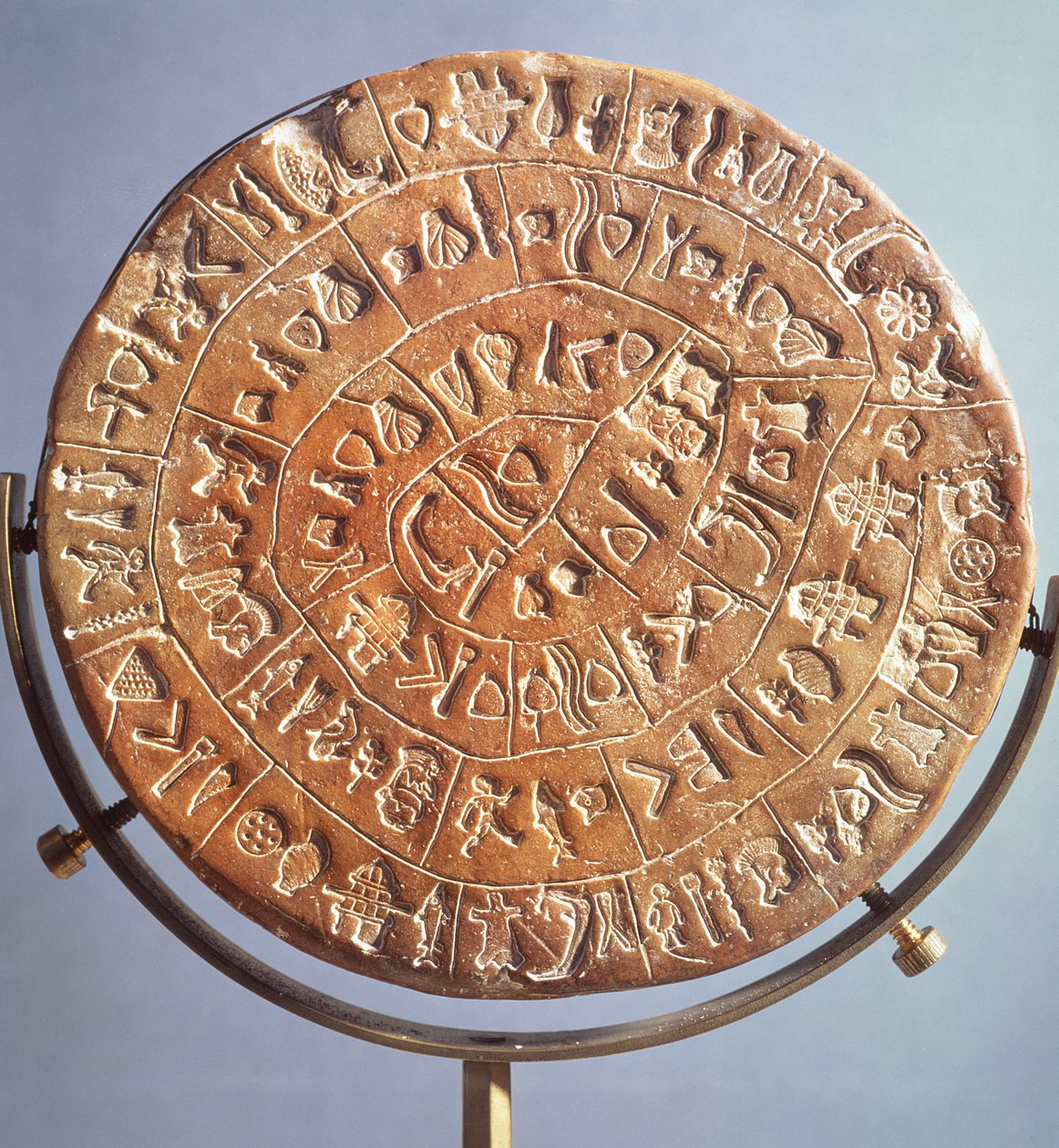 फेटोस डिस्क, अज्ञात महत्व के प्रतीकों के साथ, क्रेते से, c.1650 ईसा पूर्व (मिट्टी) (दूसरी तरफ 106646 देखें) द्वारा Minoan