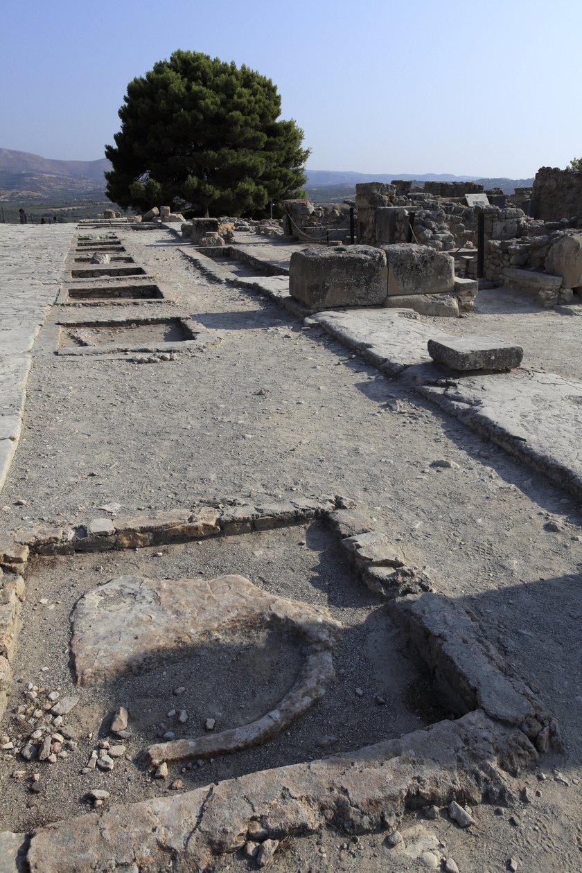 फिस्टोस का मिनोअन पुरातत्व स्थल। उत्तर विंग से सेंट्रल कोर्ट के साथ पश्चिम विंग मंदिरों का सामान्य दृश्य। दो प्रकार के तीर्थ थे: "बेंच तीर्थ" और "लुट्रल बेसिन"। "" बेंच श्राइन "" एक छोटा और आयताकार कमरा था जिसमें कम  द्वारा Minoan