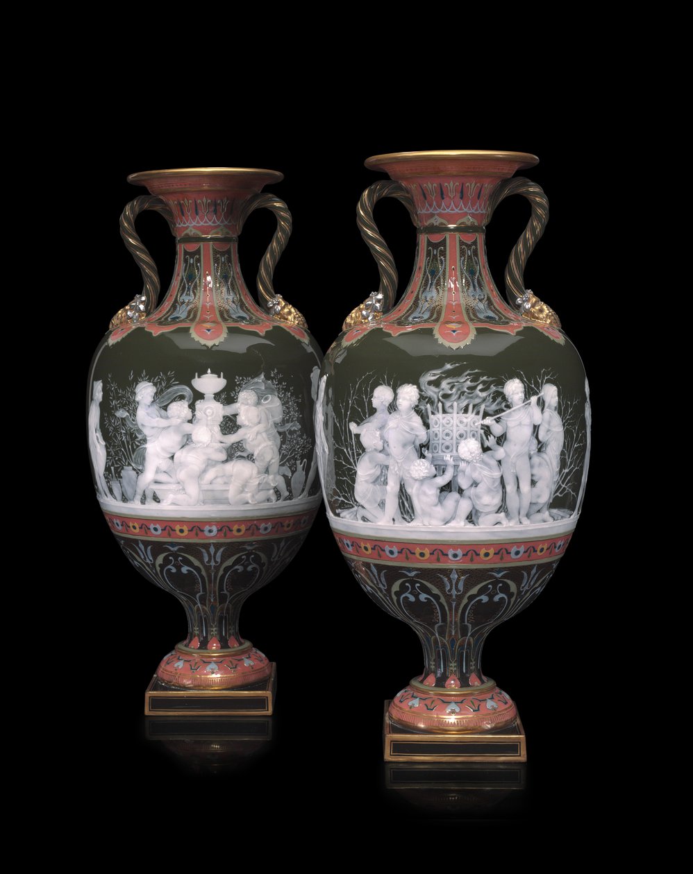 Vases की एक जोड़ी, "लेस वाई लेस फ्राइलक्स बदलता है", 1879 द्वारा Mintons Ltd