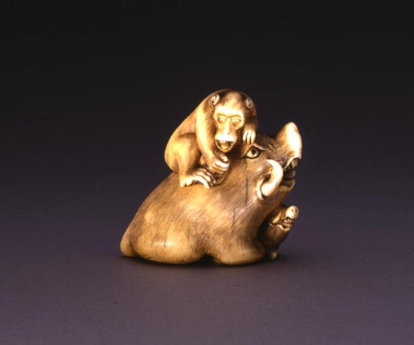 नेत्सुक, एक बंदर के साथ एक सूअर का चित्रण, c.1800-10 (हाथी दांत और जड़े हुए सींग) द्वारा Mitsuhide