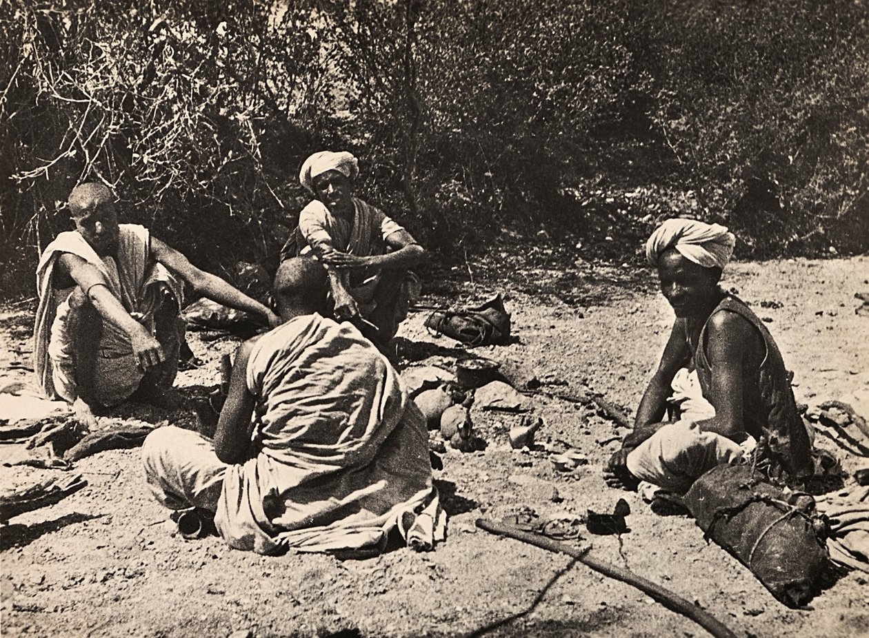 फासीवादी युग में 'बिल्डिंग ए एम्पायर': खानाबदोशों का एक समूह आराम कर रहा है, 09/05/1936 (बी/डब्ल्यू फोटो) द्वारा मोडेस्टिनो बाल्डिनेटी