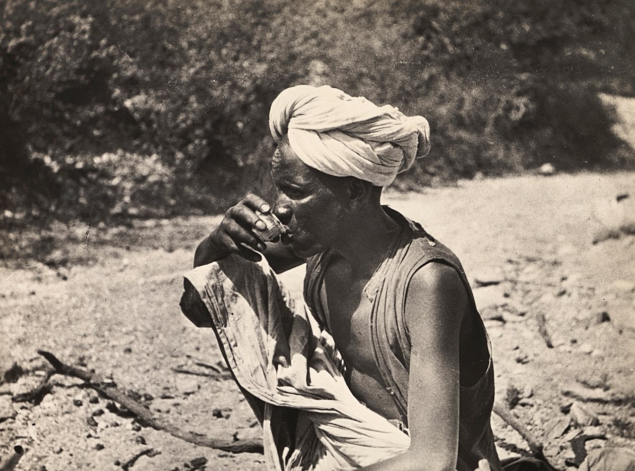 फासीवादी युग में 'बिल्डिंग ए एम्पायर': एक खानाबदोश चाय पीते हुए, 09/05/1936 (बी/डब्ल्यू फोटो) द्वारा मोडेस्टिनो बाल्डिनेटी