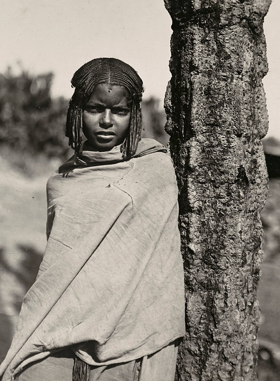 फासीवादी युग में 'बिल्डिंग ए एम्पायर': बिलेन जनजाति की एक महिला, 09/05/1936 (बी/डब्ल्यू फोटो) द्वारा मोडेस्टिनो बाल्डिनेटी