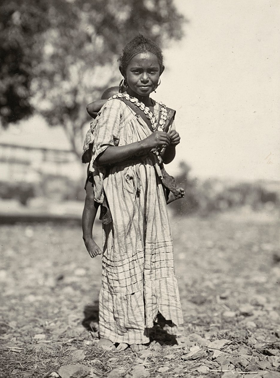 फासीवादी युग में 'बिल्डिंग ए एम्पायर': एबिसिनियन गर्ल, 09/05/1936 (बी/डब्ल्यू फोटो) द्वारा मोडेस्टिनो बाल्डिनेटी