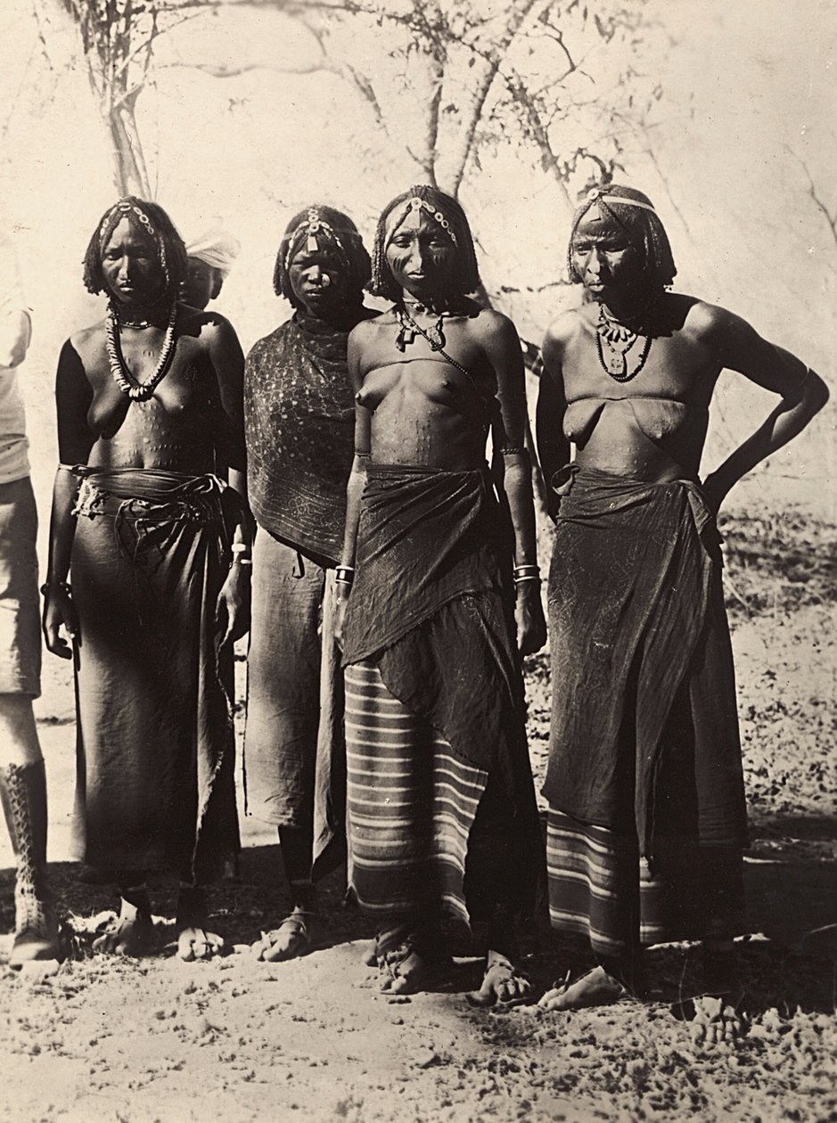 फासिस्ट युग में 'बिल्डिंग ए एम्पायर': कुनामा जनजाति की महिलाएं, 09/05/1936 (बी/डब्ल्यू फोटो) द्वारा मोडेस्टिनो बाल्डिनेटी