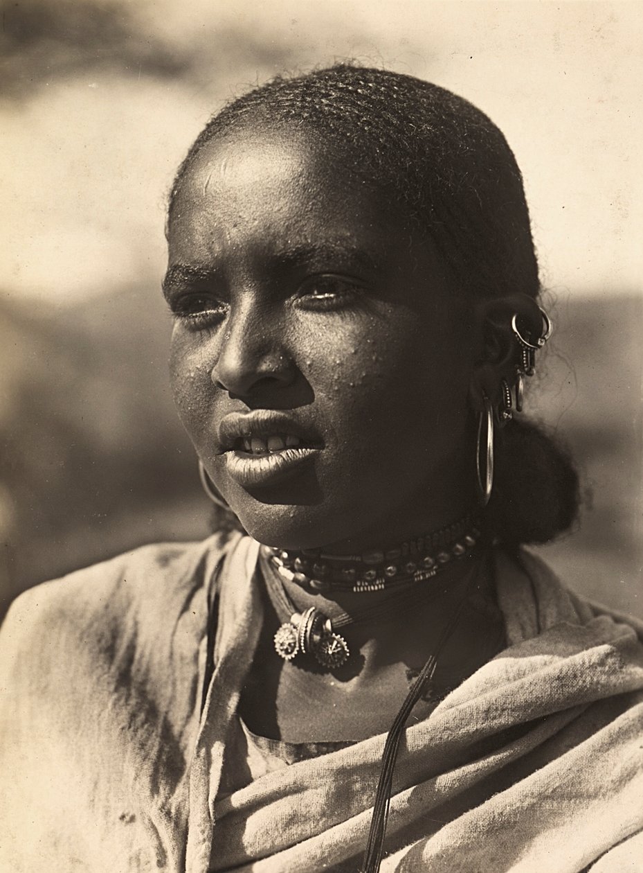 फासीवादी युग में 'बिल्डिंग ए एम्पायर': यंग एबिसिनियन गर्ल, 09/05/1936 (बी/डब्ल्यू फोटो) द्वारा मोडेस्टिनो बाल्डिनेटी