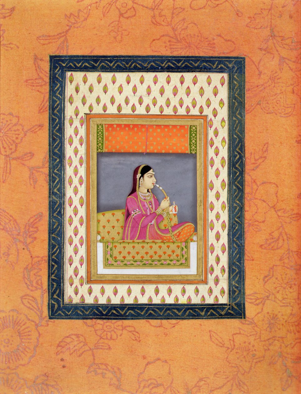एक महिला एक हुक्का पीती है और एक इत्र की फ्लास्क पकड़ती है, c.1760 (कागज पर अपारदर्शी wc) द्वारा मुगल स्कूल