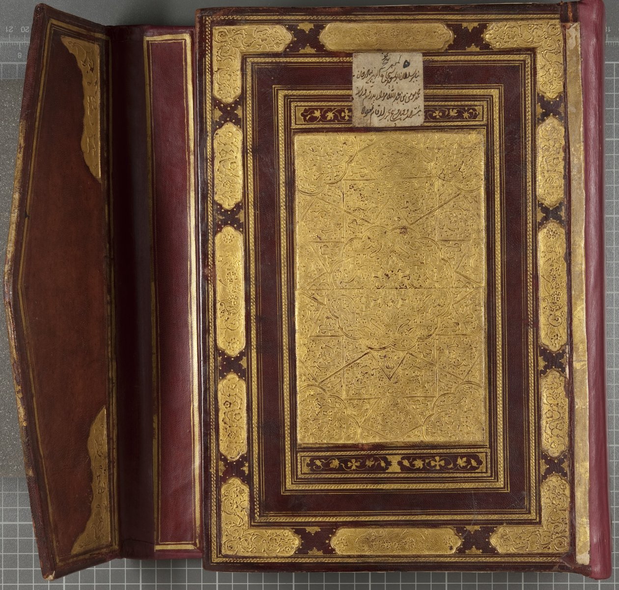 तिमुरिद कुरान, 1441 (चमड़े से बनी मात्रा) द्वारा मुहम्मद मोमीन अब्दुल्ला अल मुरवंद