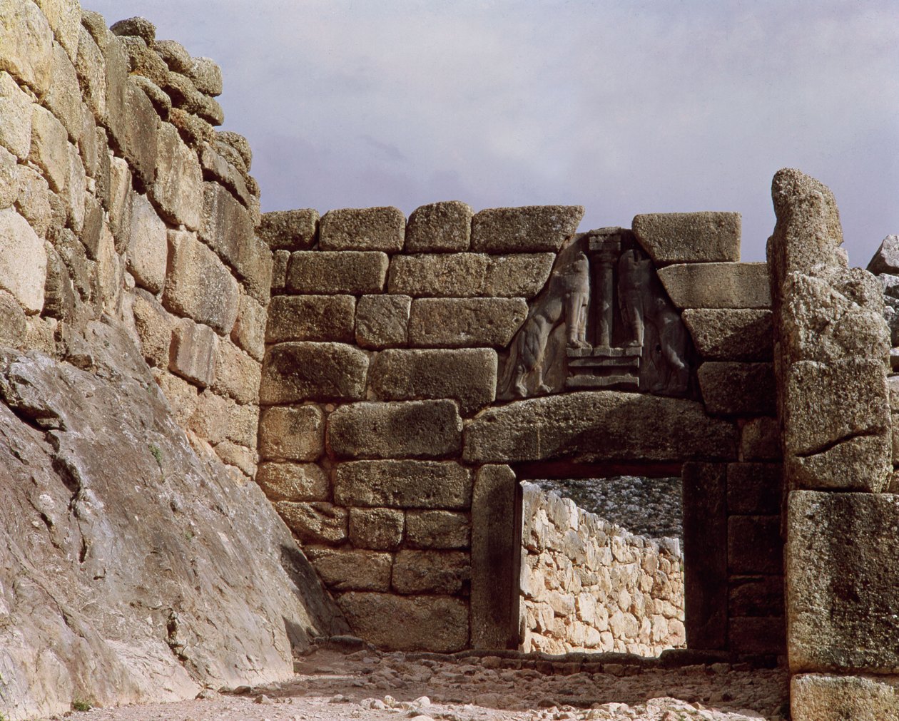 महल के प्रवेश द्वार पर सिंह द्वार का दृश्य द्वारा Mycenaean