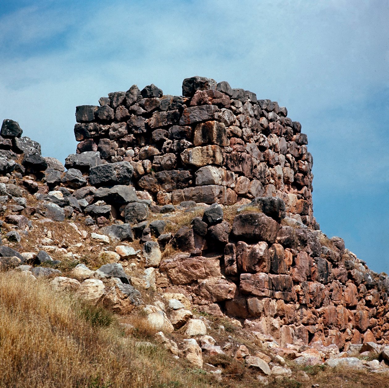 Mycenian कला: शहर Tirynthe की साइट के टावरों में से एक का दृश्य लगभग 1200 ईसा पूर्व बनाया गया था। ग्रीस द्वारा Mycenaean