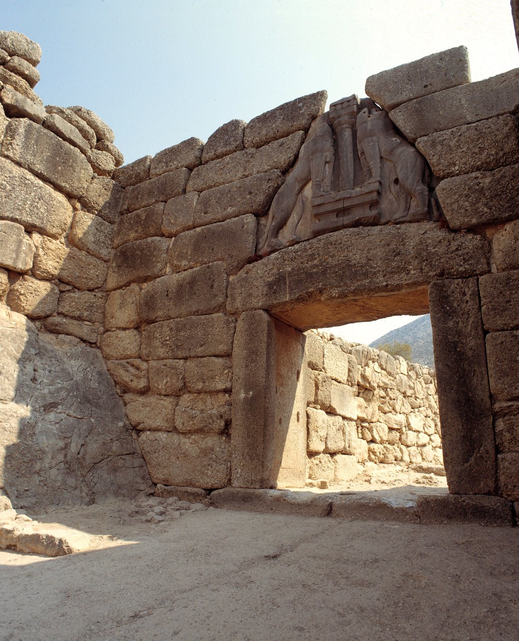 ग्रीस के मायसीन शहर में शेरों के द्वार का दृश्य द्वारा Mycenaean