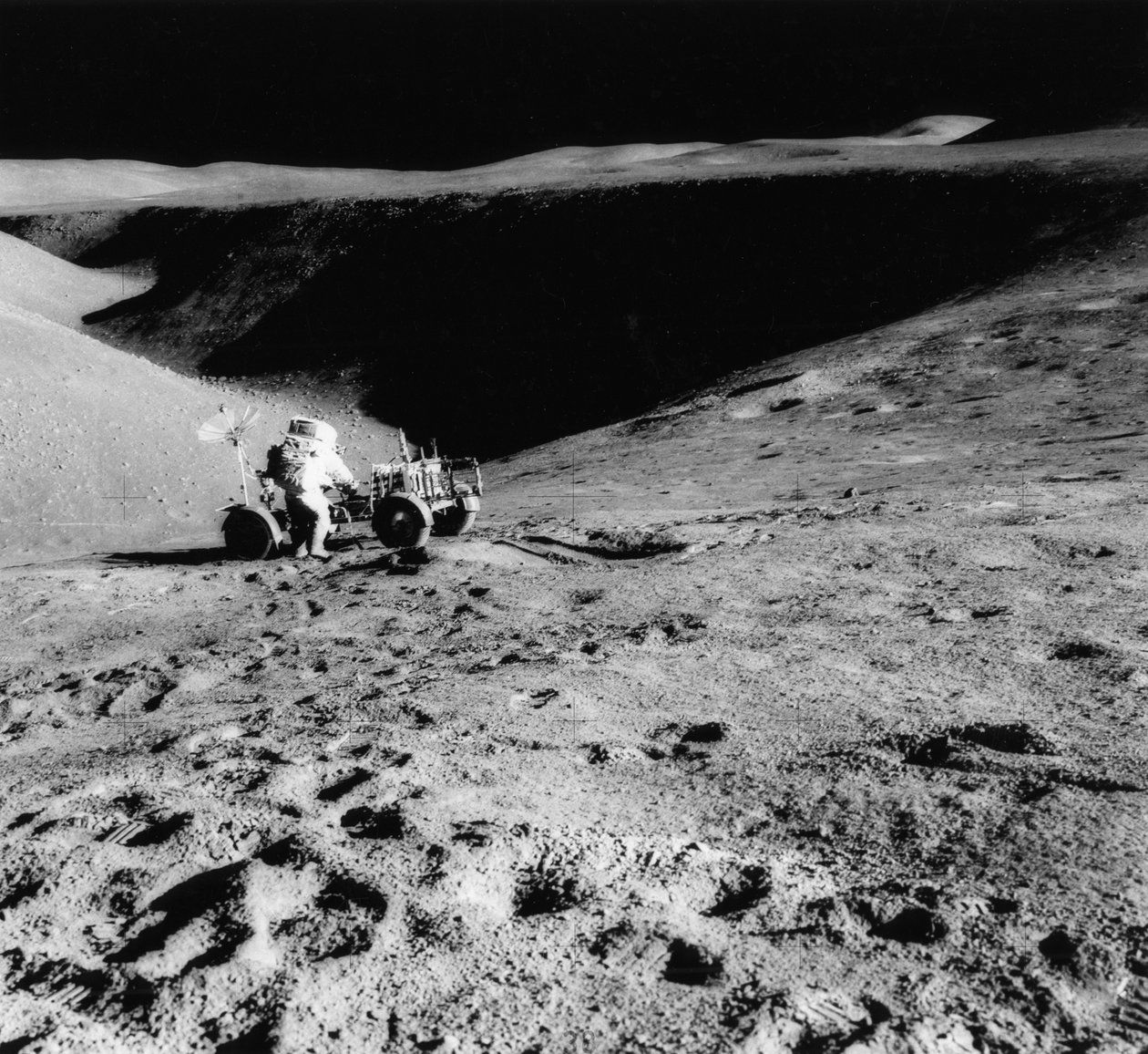 अपोलो 15, 1971 के दौरान हैडली डेल्टा की ढलान पर अंतरिक्ष यात्री डेविड स्कॉट b1932। द्वारा नासा छवियाँ