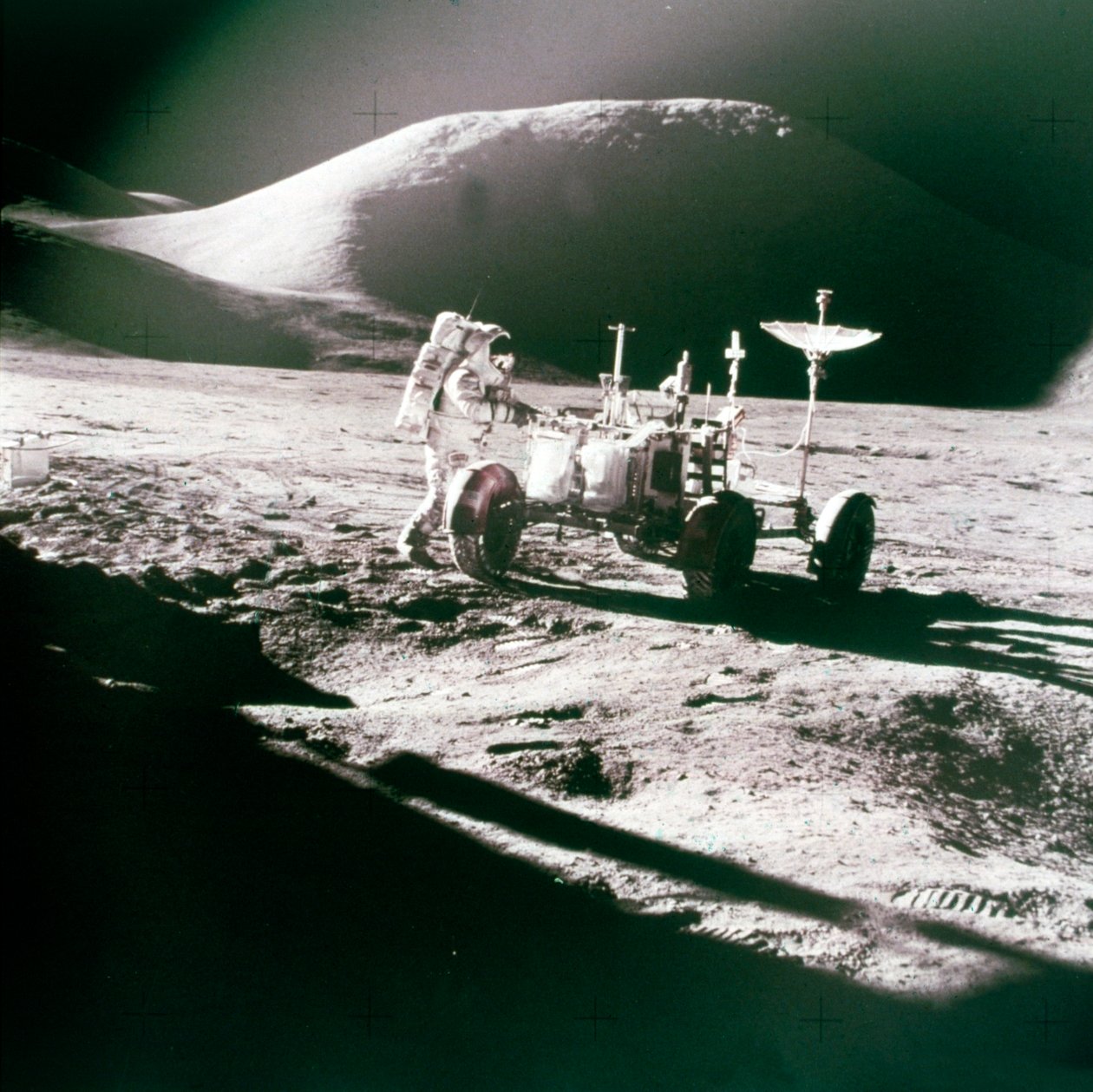 1970 के दशक में चंद्रमा पर चंद्र रोविंग वाहन के साथ अंतरिक्ष यात्री। द्वारा नासा छवियाँ