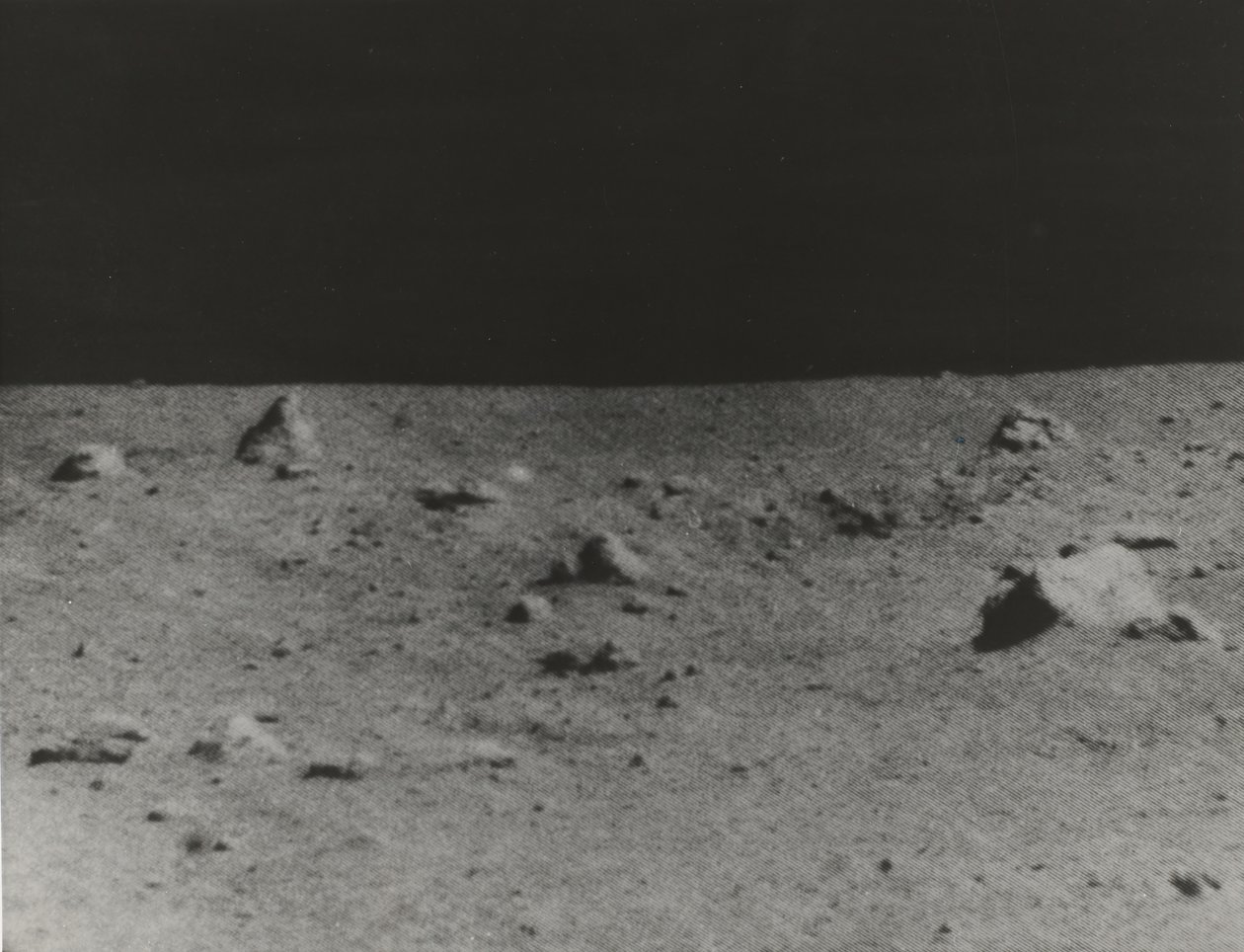 [चंद्र सतह की सर्वेयर वी द्वारा खींची गई तस्वीर], 1967। द्वारा नासा छवियाँ