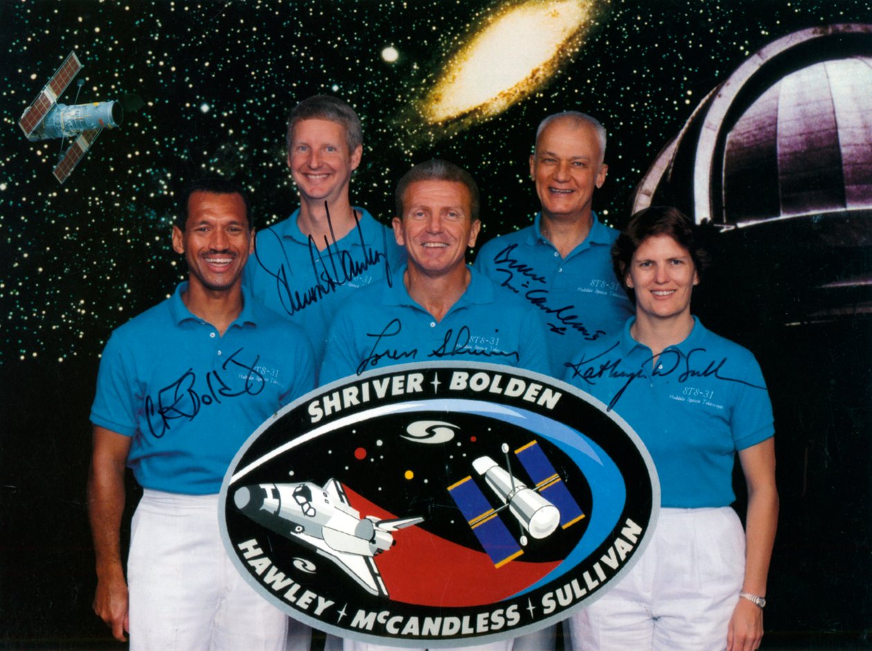स्पेस शटल मिशन STS-31, 1990 का चालक दल। द्वारा नासा छवियाँ