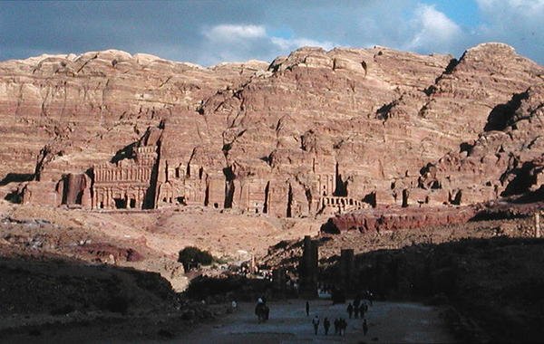 नक्काशीदार facades के देखें द्वारा Nabatean