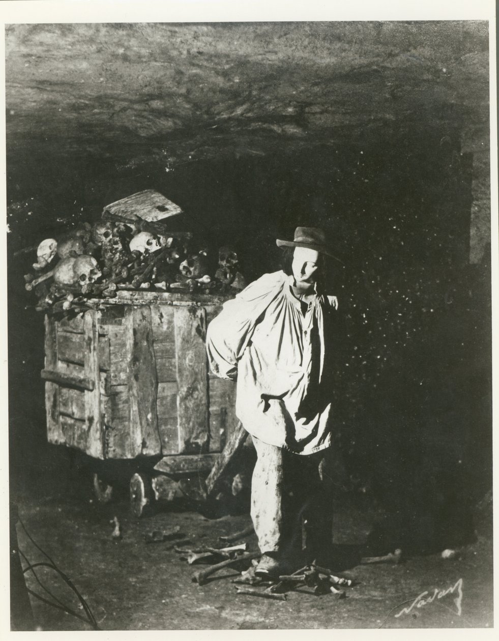 इंटीरियर ऑफ कैटाकॉम्ब, पेरिस, 1861 द्वारा नादर