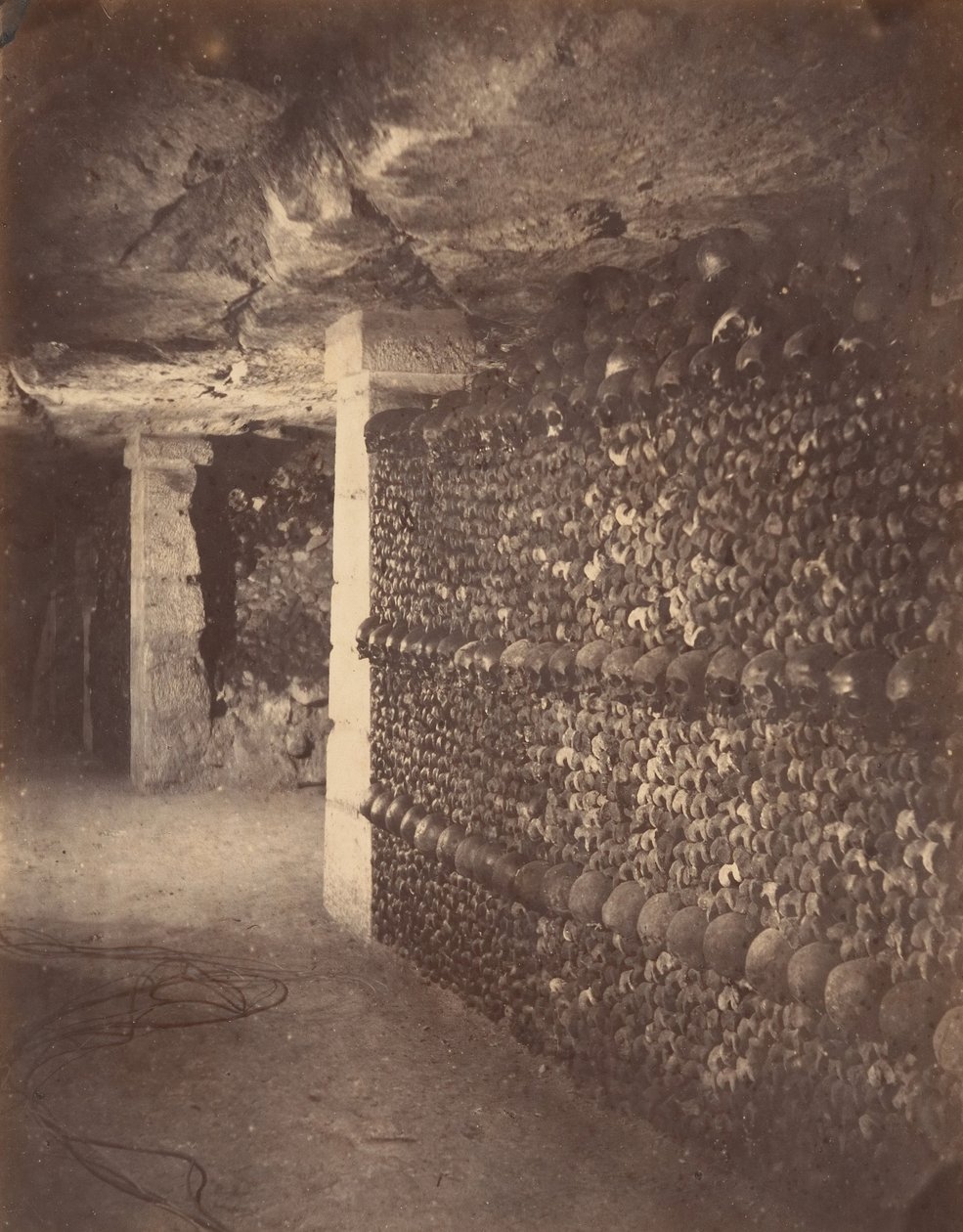 Catacombs, पेरिस, अप्रैल 1862। द्वारा नादर